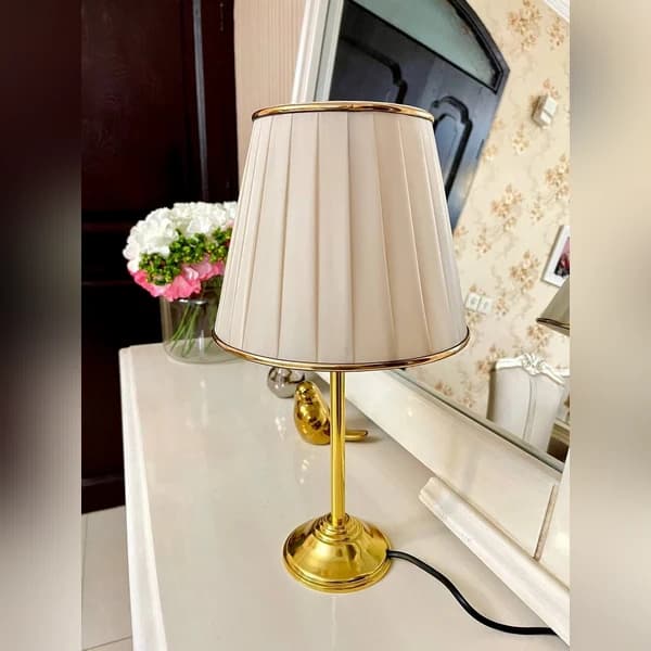 آباژور رومیزی ساده متوسط پایه طلایی شید حریر قابل شستشو