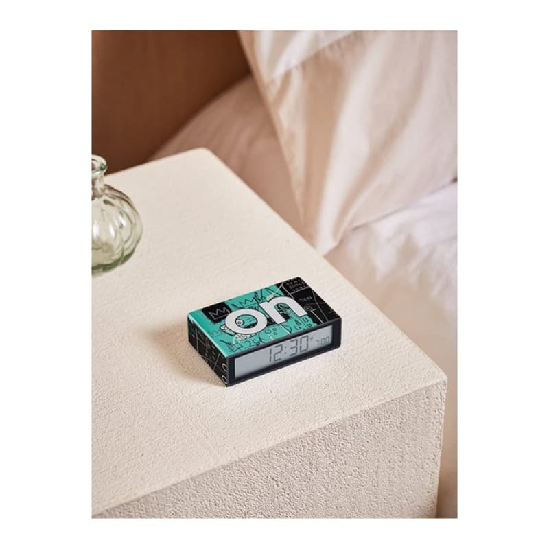 ساعت رومیزی زنگ‌دار Lexon لکسون Flip LR150BSQ-B | طراحی مدرن و مینیمال | همکاری ویژه با Jean-Michel Basquiat | نمایشگر دیجیتال خوانا | قابلیت تغییر وضعیت روشن/خاموش با چرخش ساعت | رنگ و طرح هنری خاص | — تصویر ۲