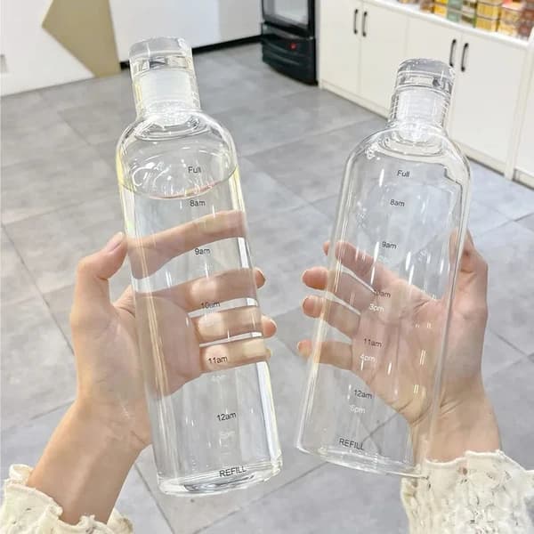 بطری پیرکس نوشیدنی 1 لیتری شفاف مدرج – طرح ایکیا با درب ضد نشت