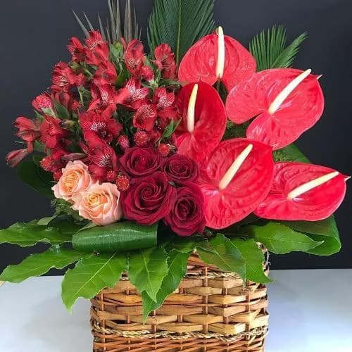 سبد گل شب یلدا برای اعضای فامیل با گل‌های نرگس و تنقلات خوشمزه کد 409