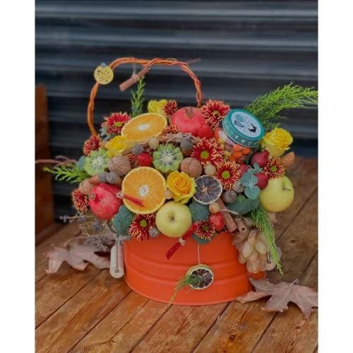 باکس گل شب یلدا با گل‌های رز مینیاتوری و میوه‌های خوشمزه کد 408