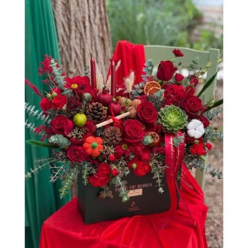 باکس گل شب یلدا برای کارمند با گلهای رز و میوههای خشک و خوشمزه کد 407