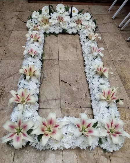 گل آرایی دور سنگ قبر کد 2
