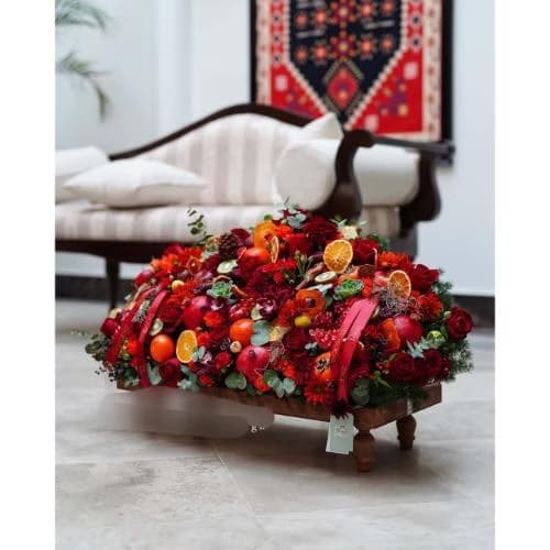 باکس گل شب یلدا با گل‌های رز و میوه‌های تازه انار و خرما کد 404