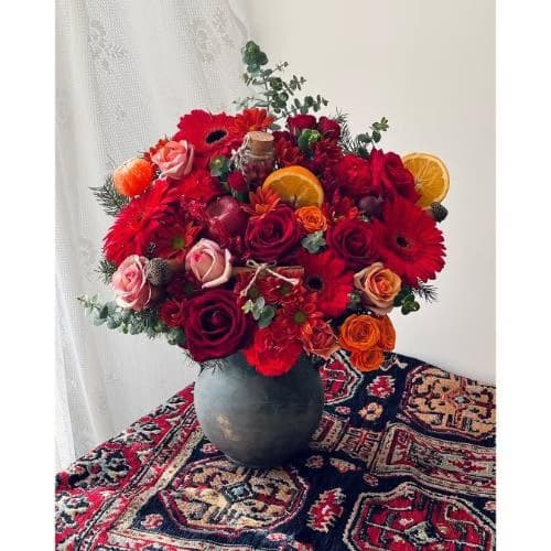 باکس گل شب یلدا با گل‌های رز و تنقلات شب یلدا کد 401