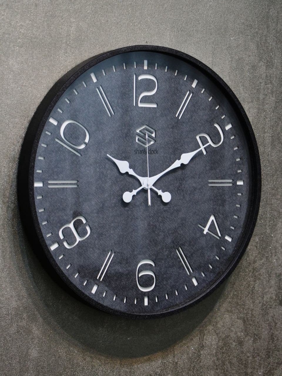 ساعت دیواری فلزی چرمی رنگ مشکی 6445 — تصویر ۲