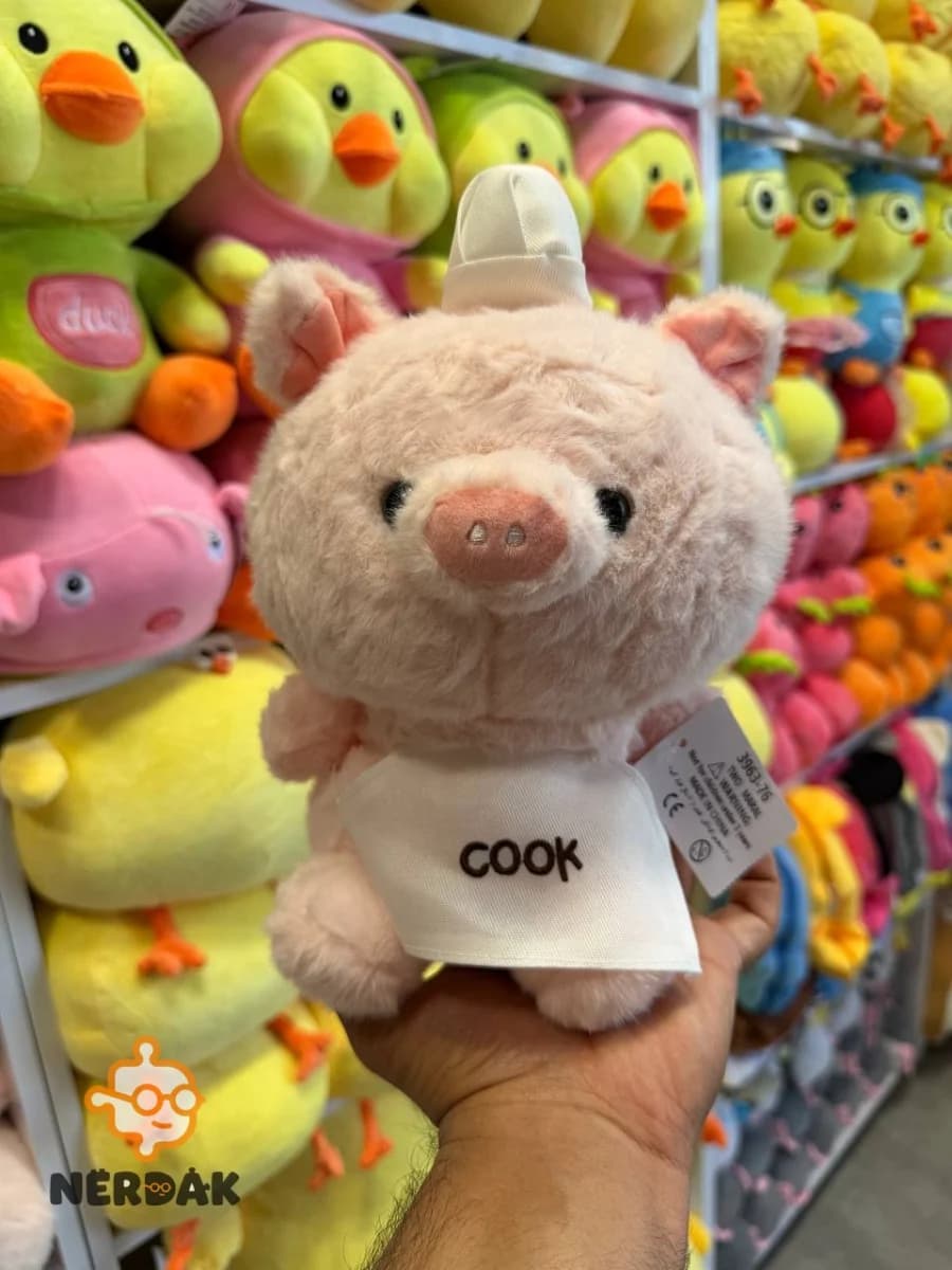 عروسک پولیشی خوک سرآشپز با پیشبند COOK رنگ صورتی کد 25389 — تصویر ۲