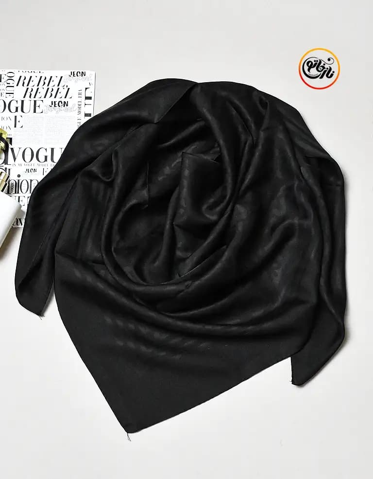 روسری مشکی ابریشم ژاکارد آستک کد 1948 — تصویر ۴