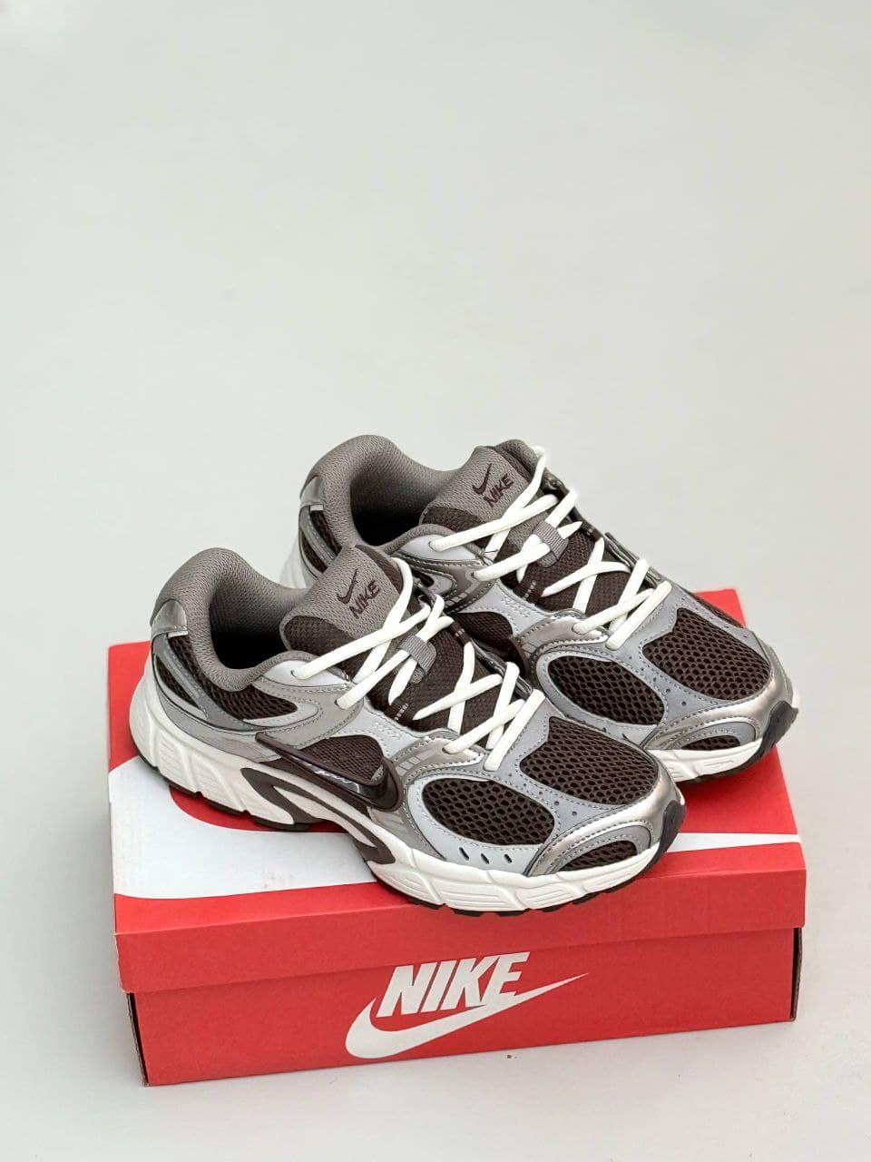 کفش نایک وی ۵ قهوه‌ای Nike v5 brown sneakers