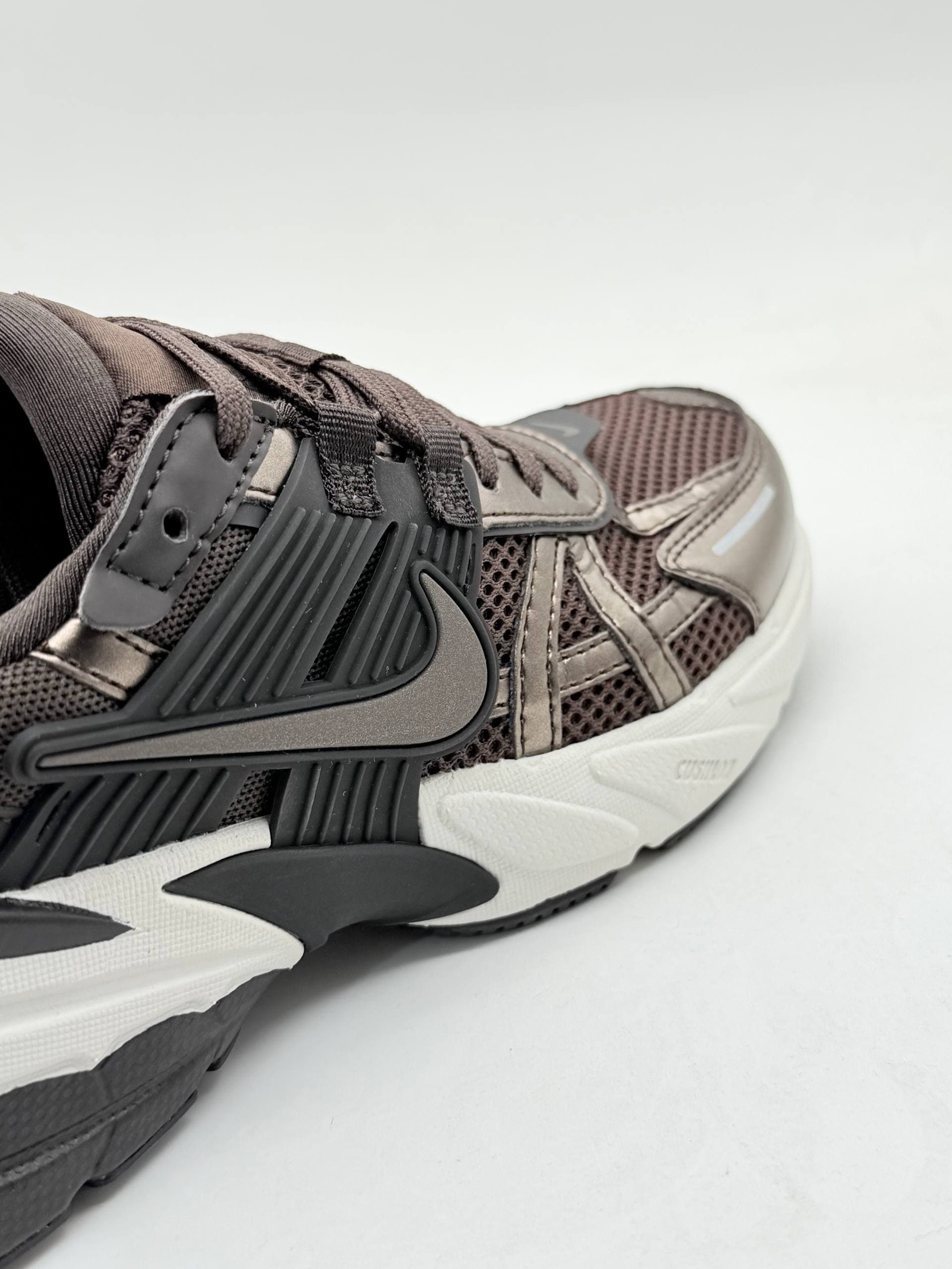 کفش نایک وی تو کی قهوه ای Nike V2K brown shoes — تصویر ۵