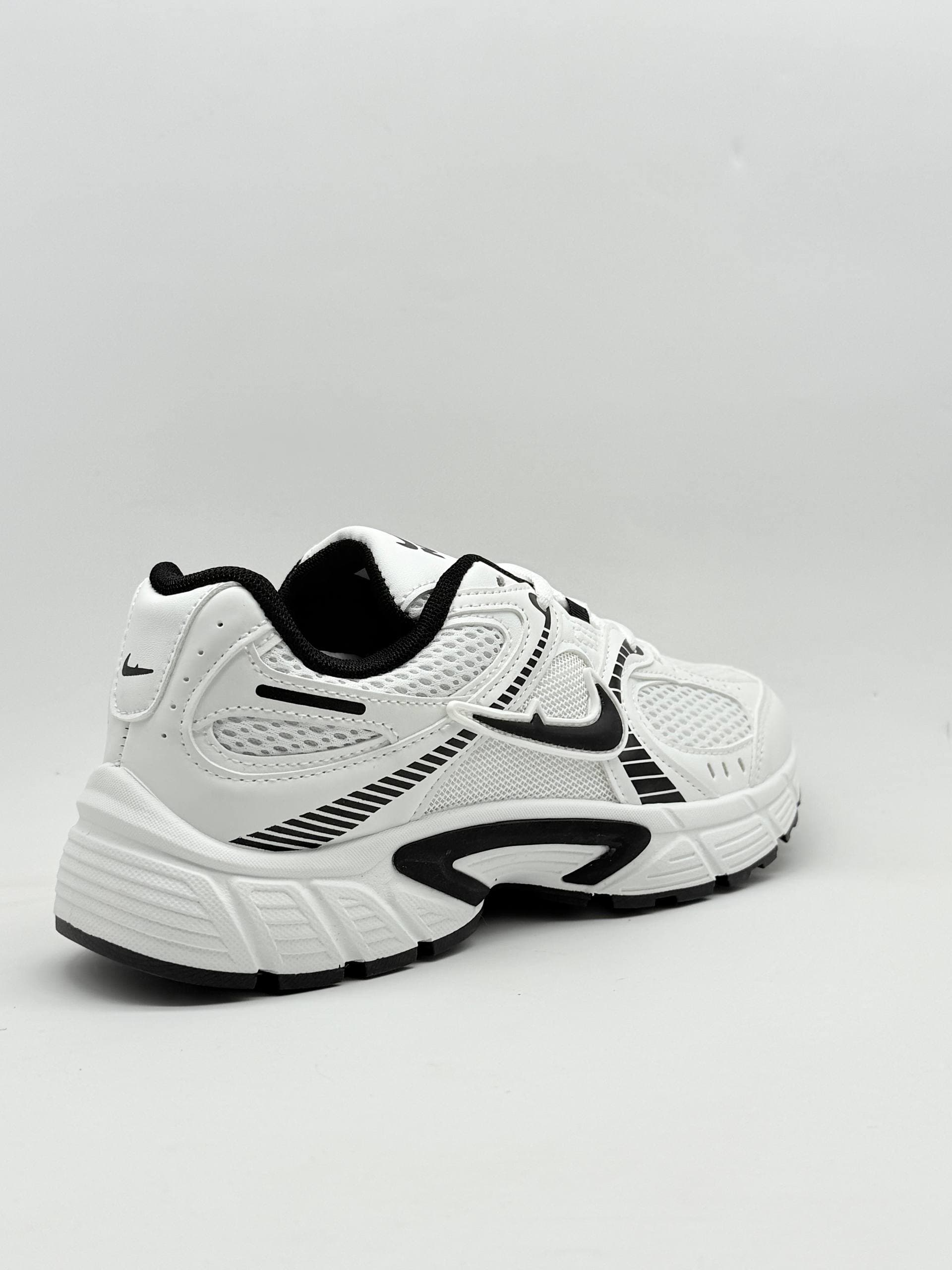 کفش نایک وی فایو زنانه سفید مشکی women’s white black Nike V-Five Shoes — تصویر ۴