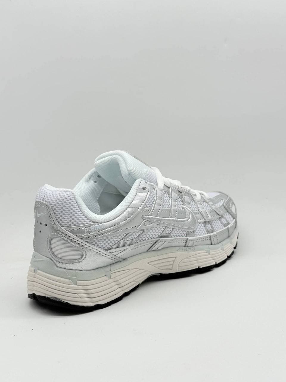 کفش نایک p6000 سفید نقره ای Nike p6000 white silver shoes — تصویر ۴