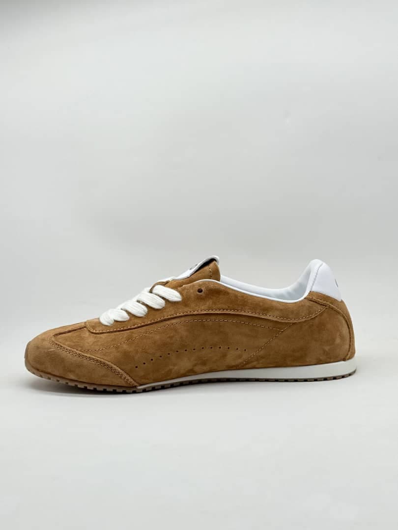 کفش الو یوگا کلاسیک قهوه ای classic alo yoga brown shoes — تصویر ۵