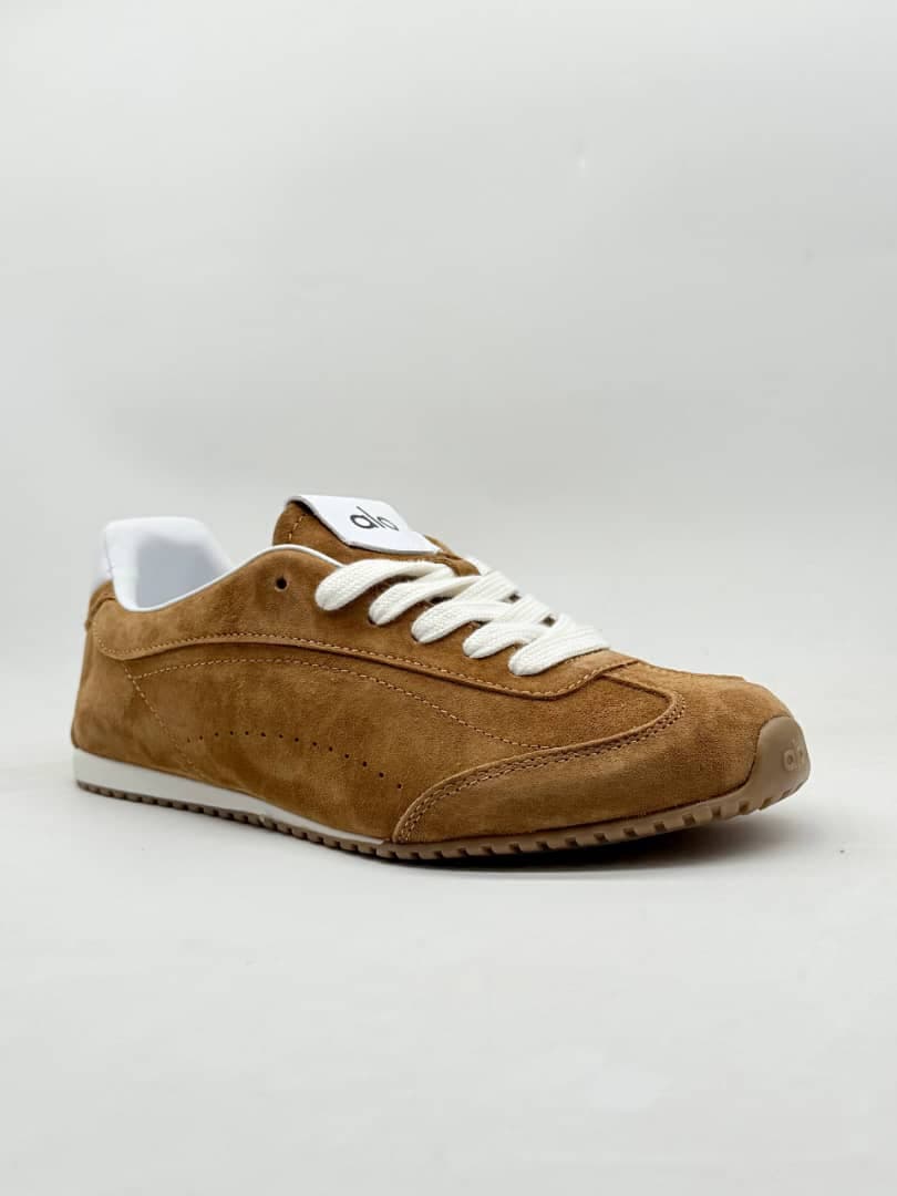 کفش الو یوگا کلاسیک قهوه ای classic alo yoga brown shoes — تصویر ۲