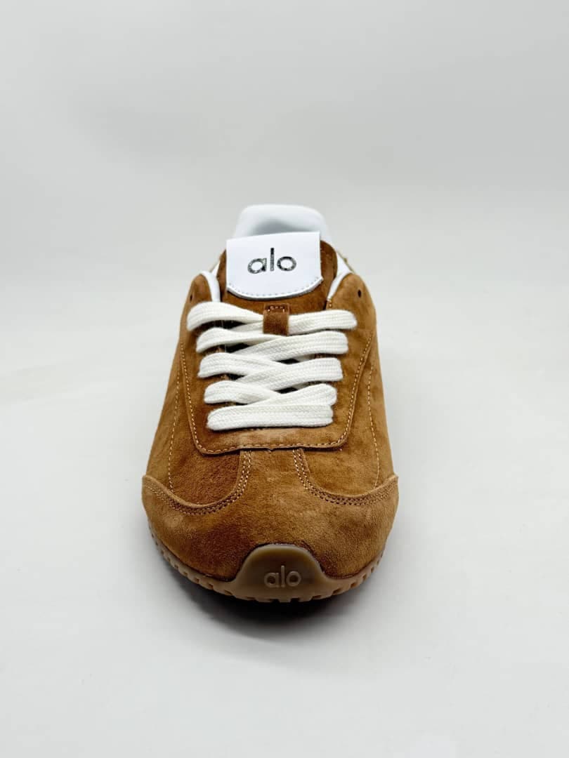 کفش الو یوگا کلاسیک قهوه ای classic alo yoga brown shoes — تصویر ۴