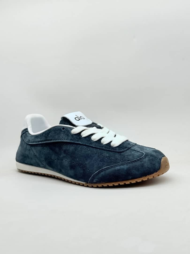 کفش الو یوگا کلاسیک سرمه ای classic alo yoga navy shoes — تصویر ۲
