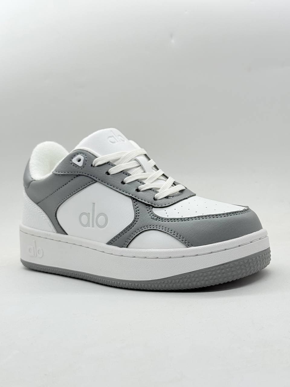 کفش برند alo رنگ سفید خاکستری Alo brand shoes, white gray — تصویر ۲