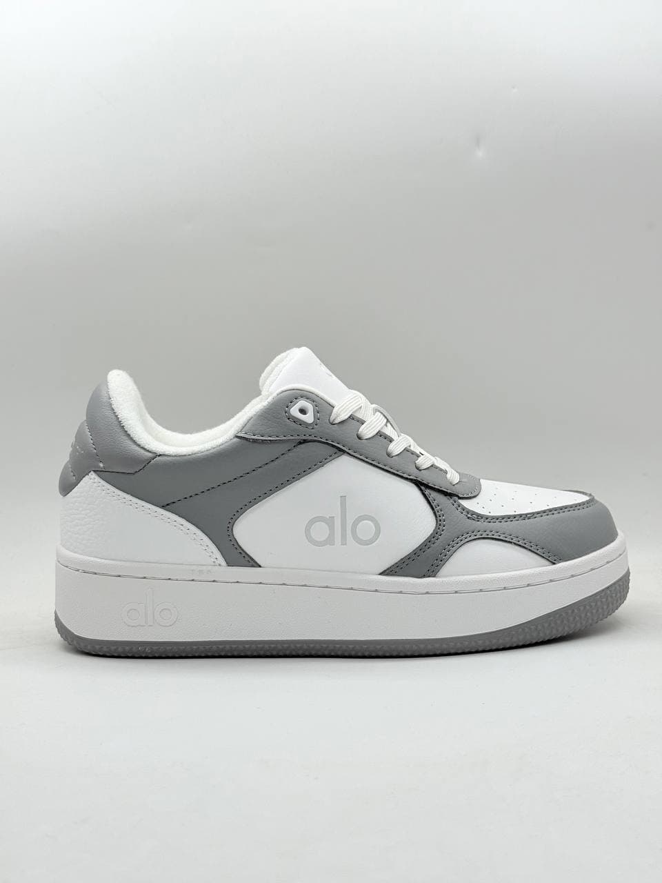 کفش برند alo رنگ سفید خاکستری Alo brand shoes, white gray — تصویر ۳