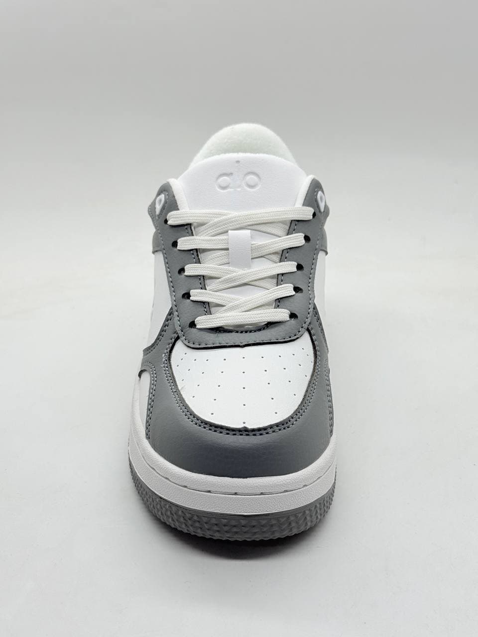 کفش برند alo رنگ سفید خاکستری Alo brand shoes, white gray — تصویر ۵