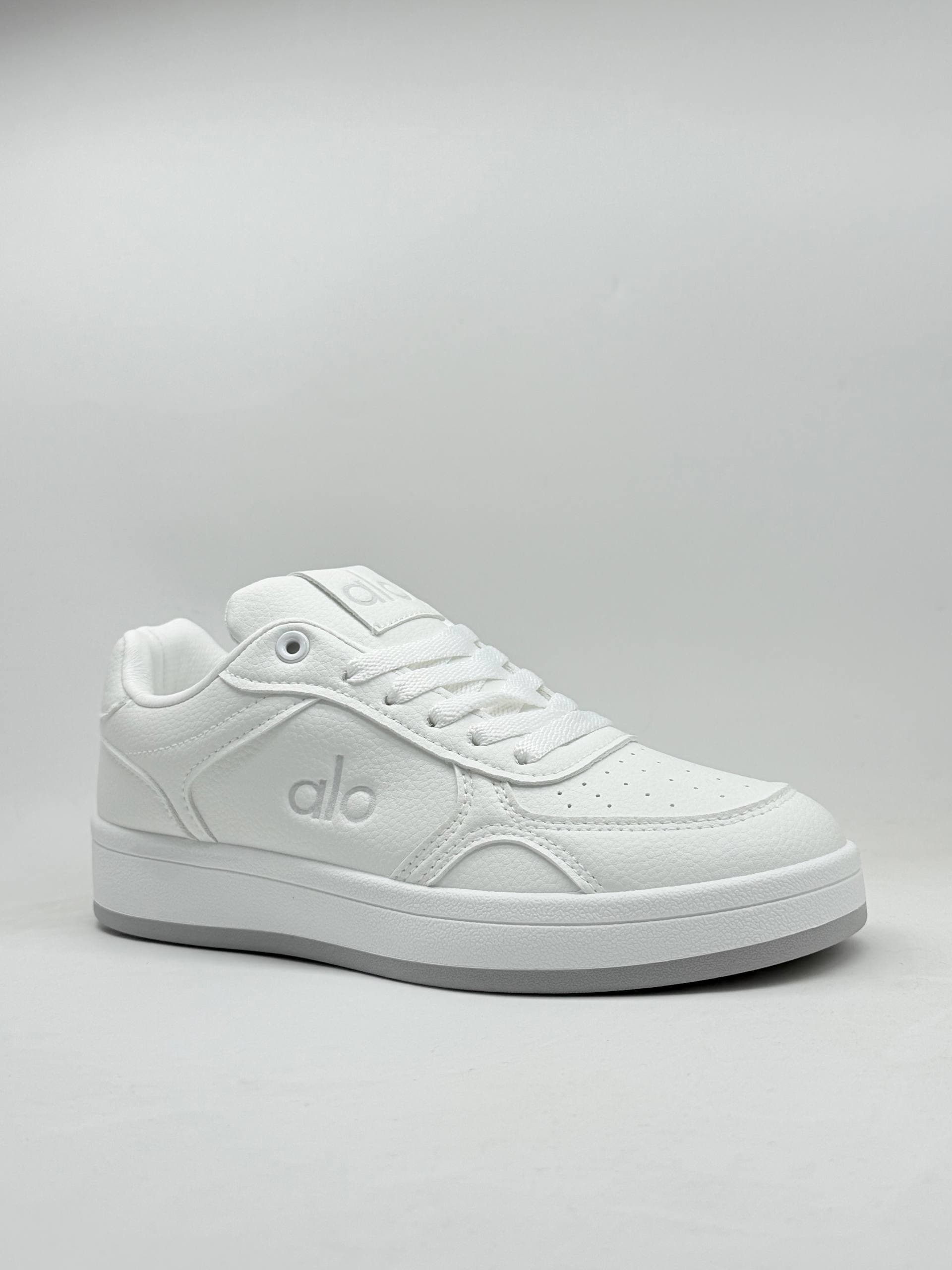 کفش برند alo رنگ تمام سفید خاکستری Alo brand shoes, white grey — تصویر ۵