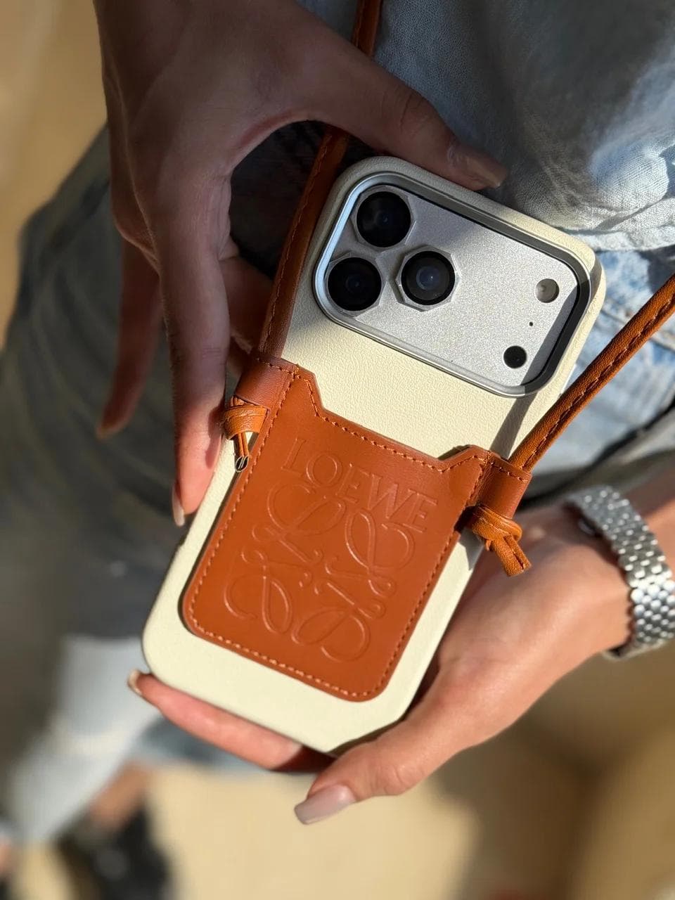 قاب Loewe چرمی جاکارتی دار بند بلند (کدC2323) مناسب برای iPhone 18Promax — تصویر ۳