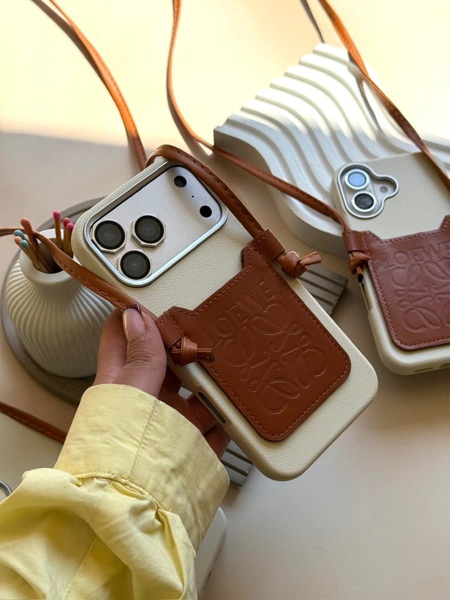 قاب Loewe چرمی جاکارتی دار بند بلند (کدC2323) مناسب برای iPhone 17 — تصویر ۱۱