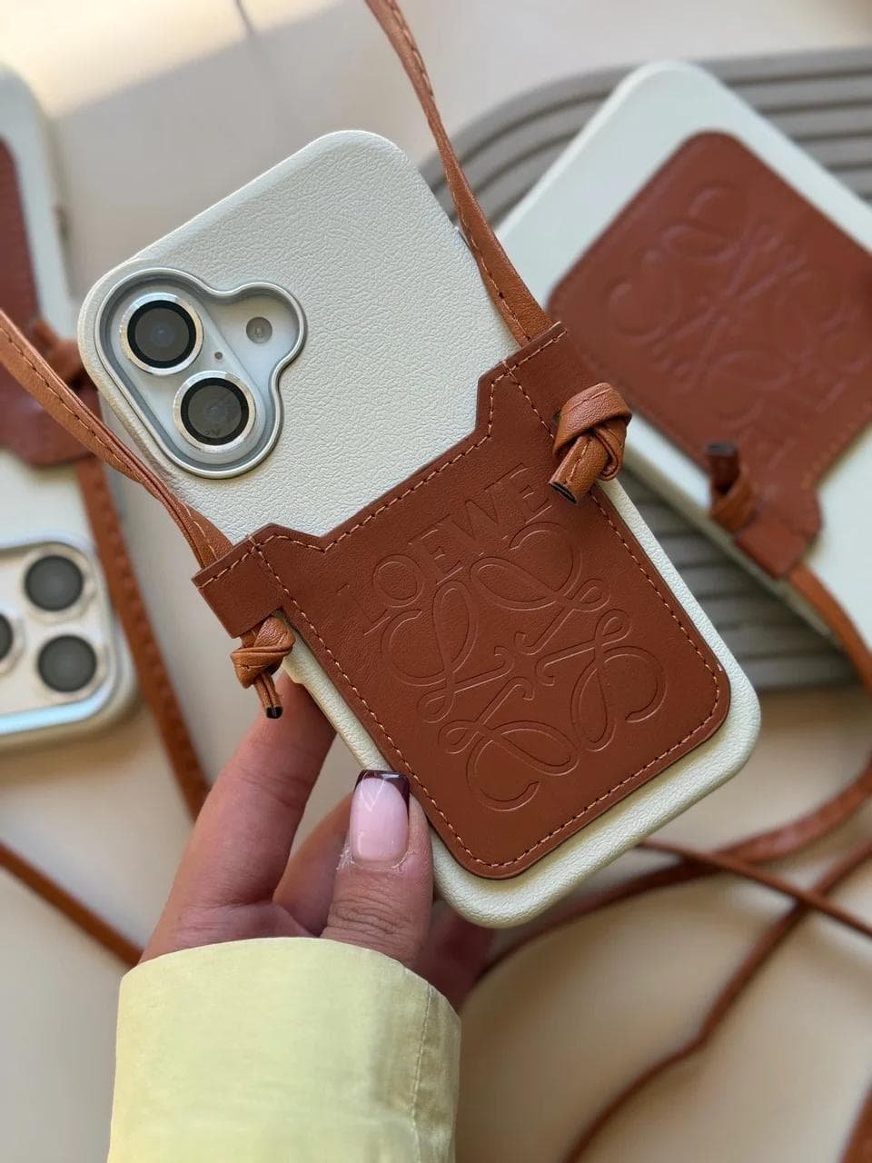 قاب Loewe چرمی جاکارتی دار بند بلند (کدC2323) مناسب برای iPhone 17 — تصویر ۴