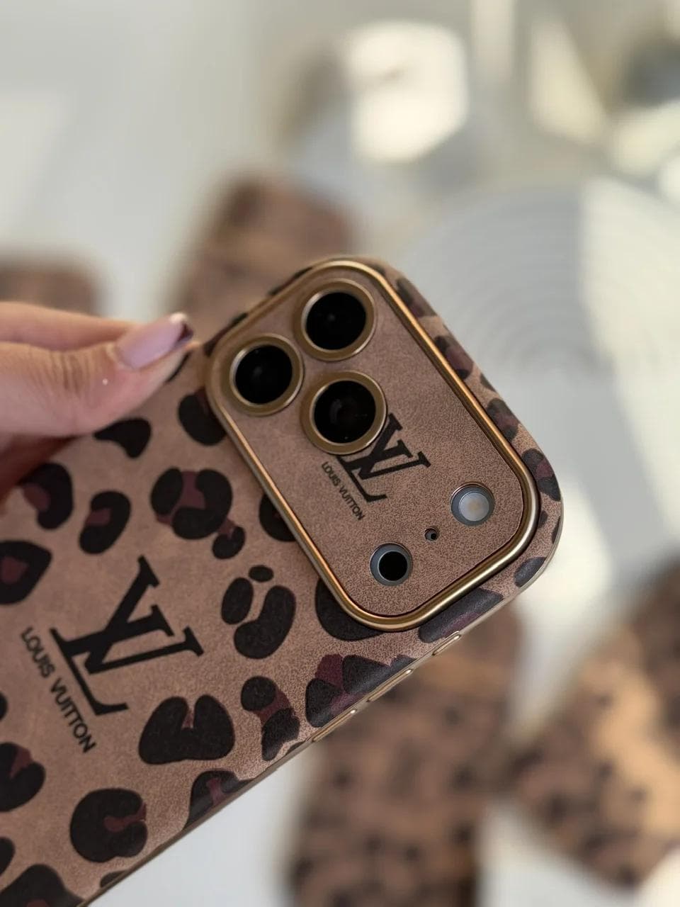 قاب Louis Vuitton Leopard Golden (کدC2319) مناسب برای iPhone 17Pro — تصویر ۴