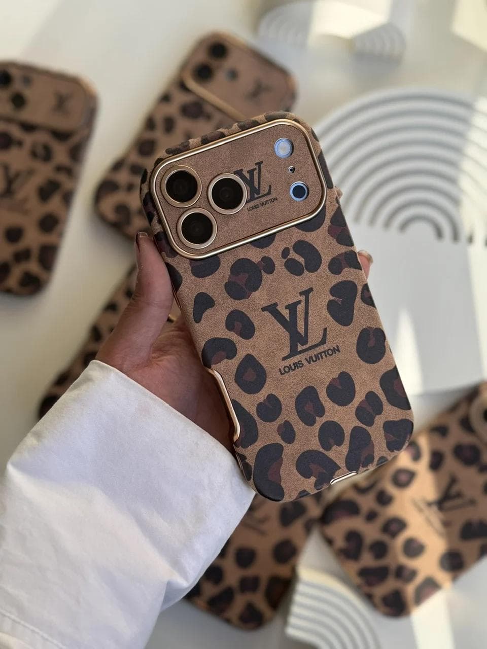 قاب Louis Vuitton Leopard Golden (کدC2319) مناسب برای iPhone 14Promax — تصویر ۵