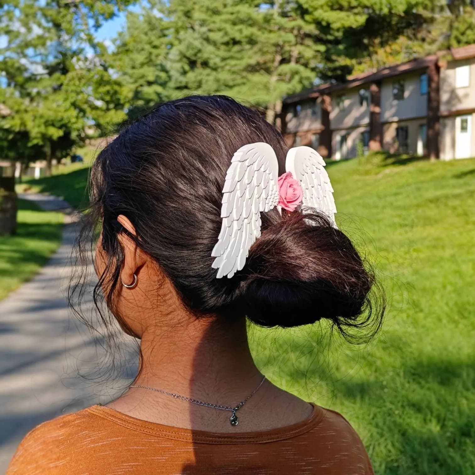 گیره مو بال فرشته با گل رز صورتی | اکسسوری موی فانتزی و رمانتیک — تصویر ۲