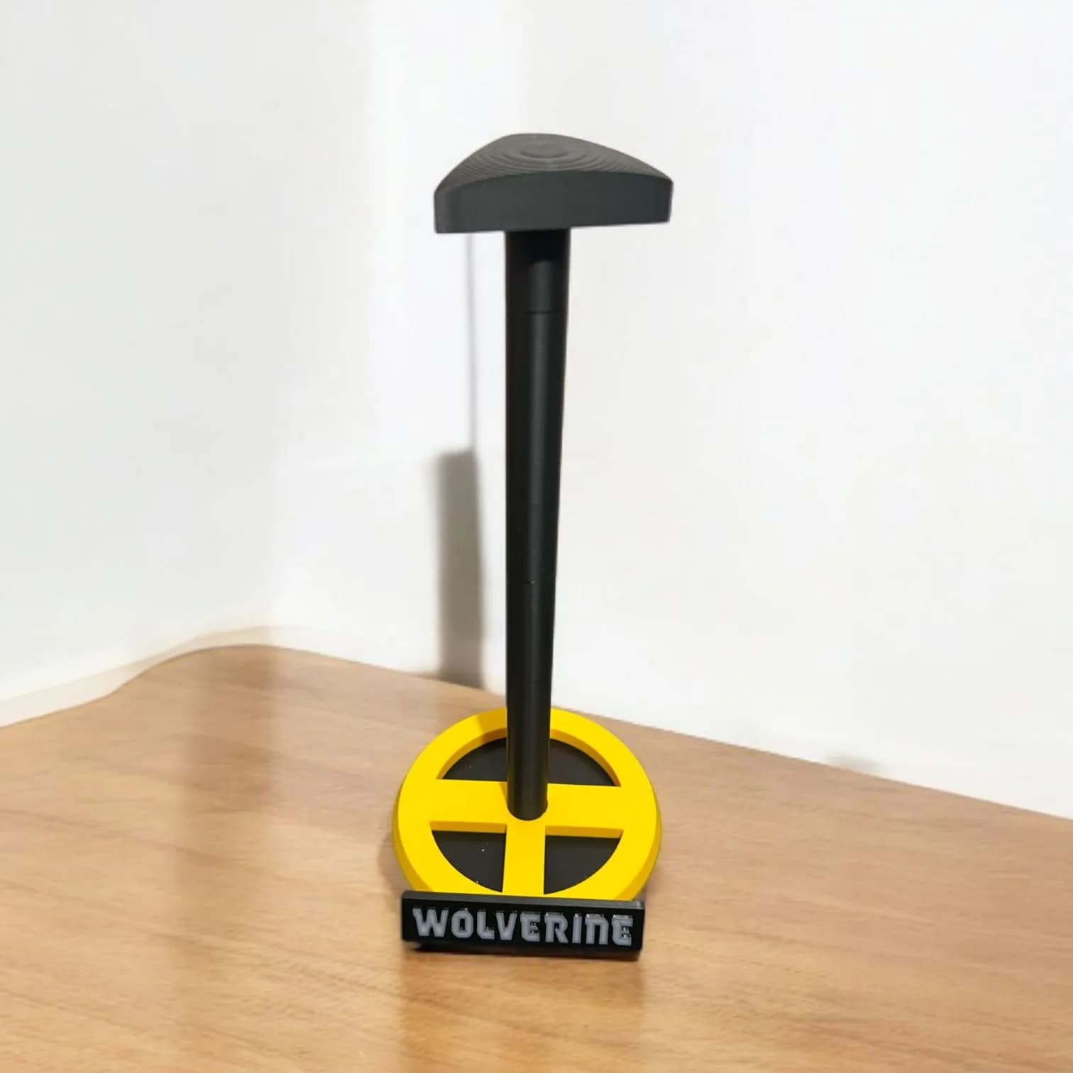 استندِ نگهدارنده‌یِ ماسک و کلاه طرحِ ولورین (Wolverine Display Stand)