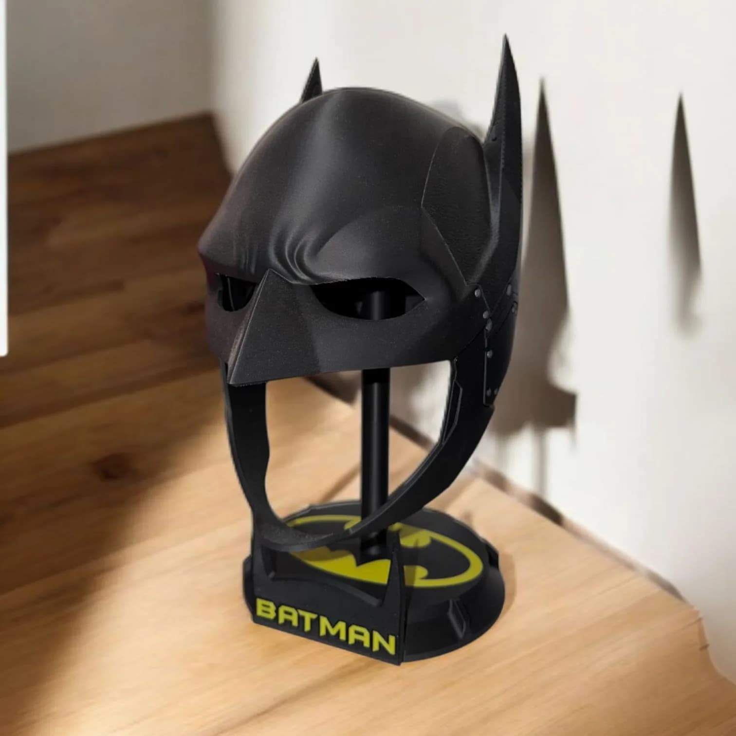 استندِ نگهدارندهیِ ماسک و کلاه طرحِ بتمن (Batman Display Stand)