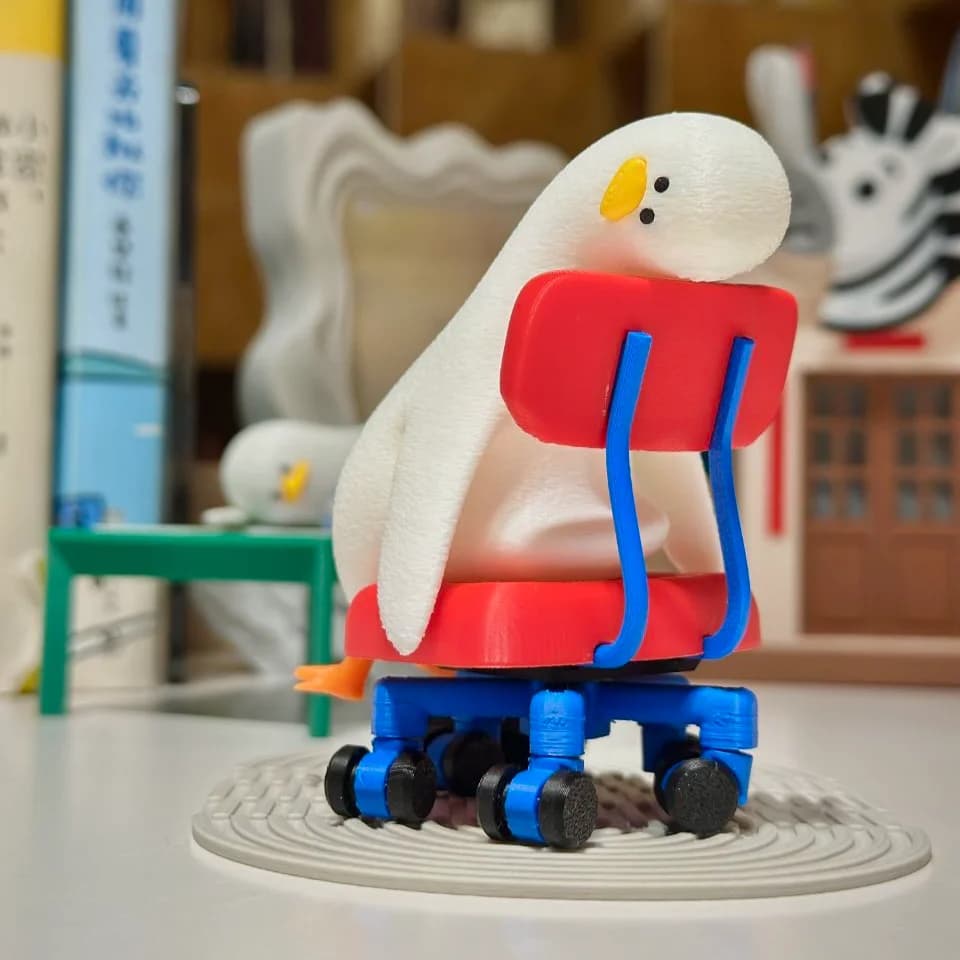 مجسمه دکوری اردک خسته روی صندلی چرخدار (Workaholic Duck)