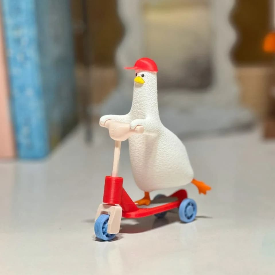 مجسمه دکوری طرح اردک اسکوترسوار (Scooter Duck)