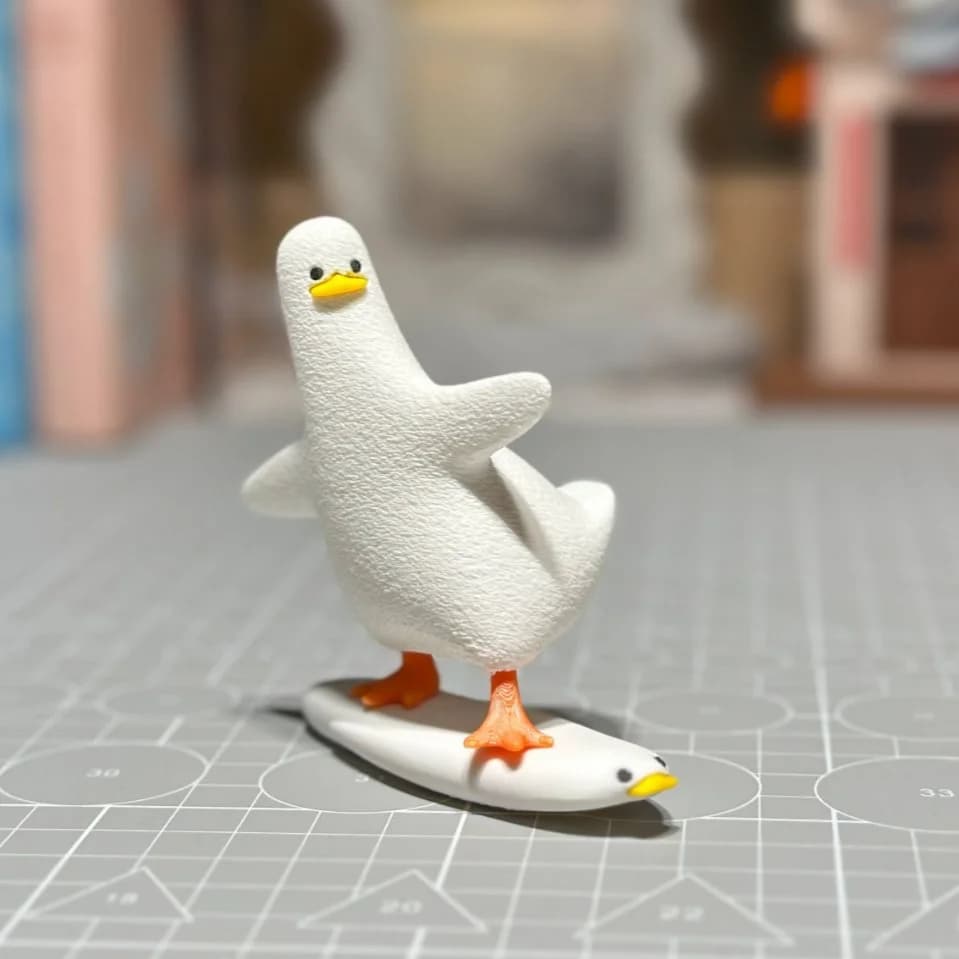 مجسمه دکوری طرح اردک موج‌سوار (Surfing Duck)