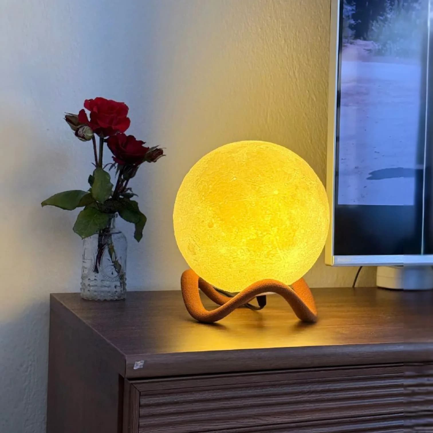 چراغ خواب دکوری ماه – آباژور رومیزی سه‌بعدی با طراحی سطح ماه — تصویر ۳