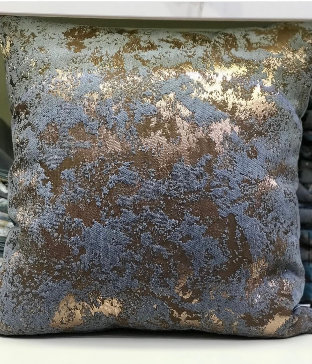 کوسن مخمل پتینه ۵۰ در ۵۰ رنگ آبی — تصویر ۲