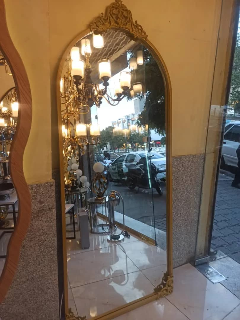 👑 آینه قدی تاج‌دار هلالی | قاب فلزی با چدن ریخته‌گری شده و رنگ کوره‌ای شروع قیمت از سایز 60 در 160 — تصویر ۴