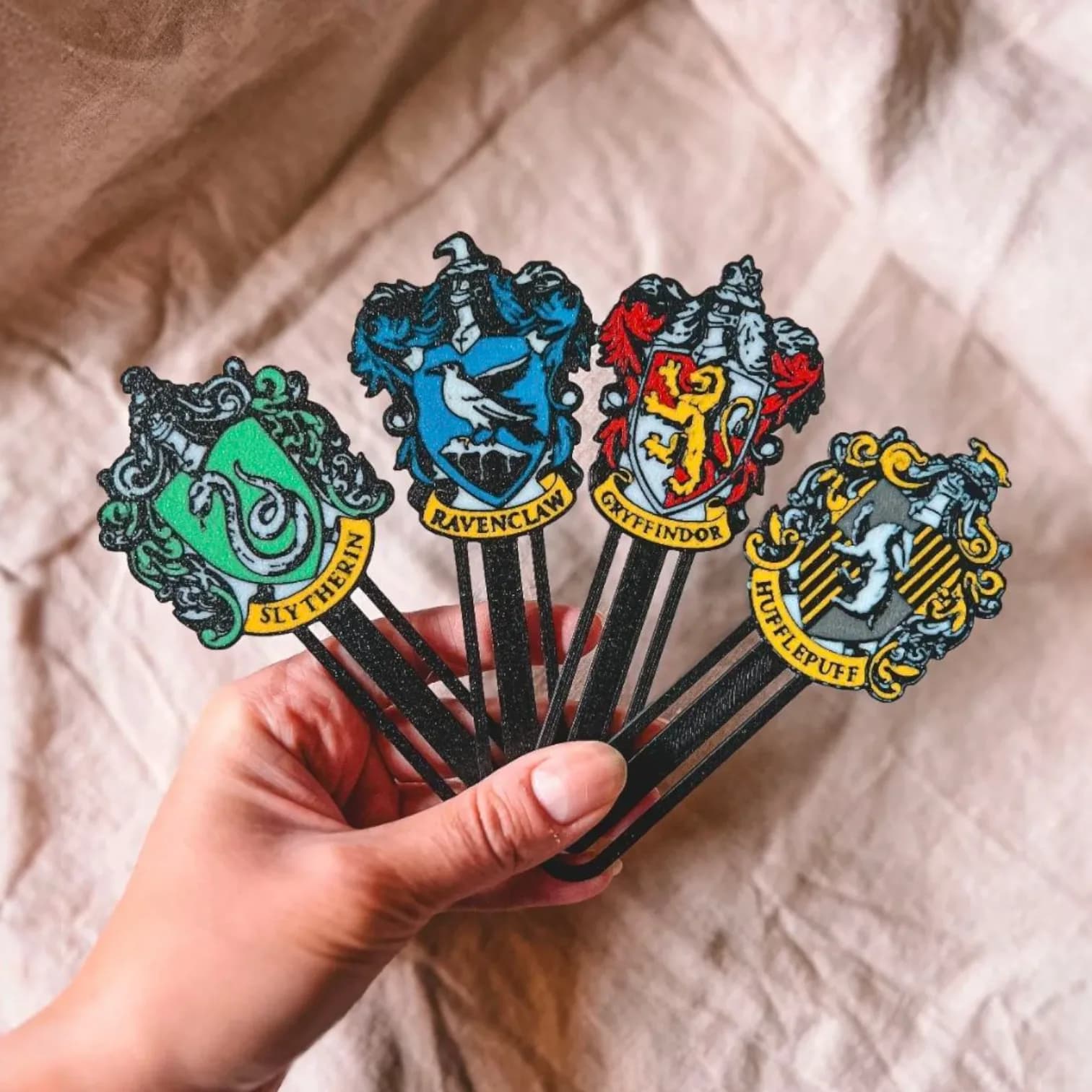 بوکمارک گروه‌های هاگوارتز – نشانگر کتاب طرح هری پاتر (Hogwarts Houses Bookmark)