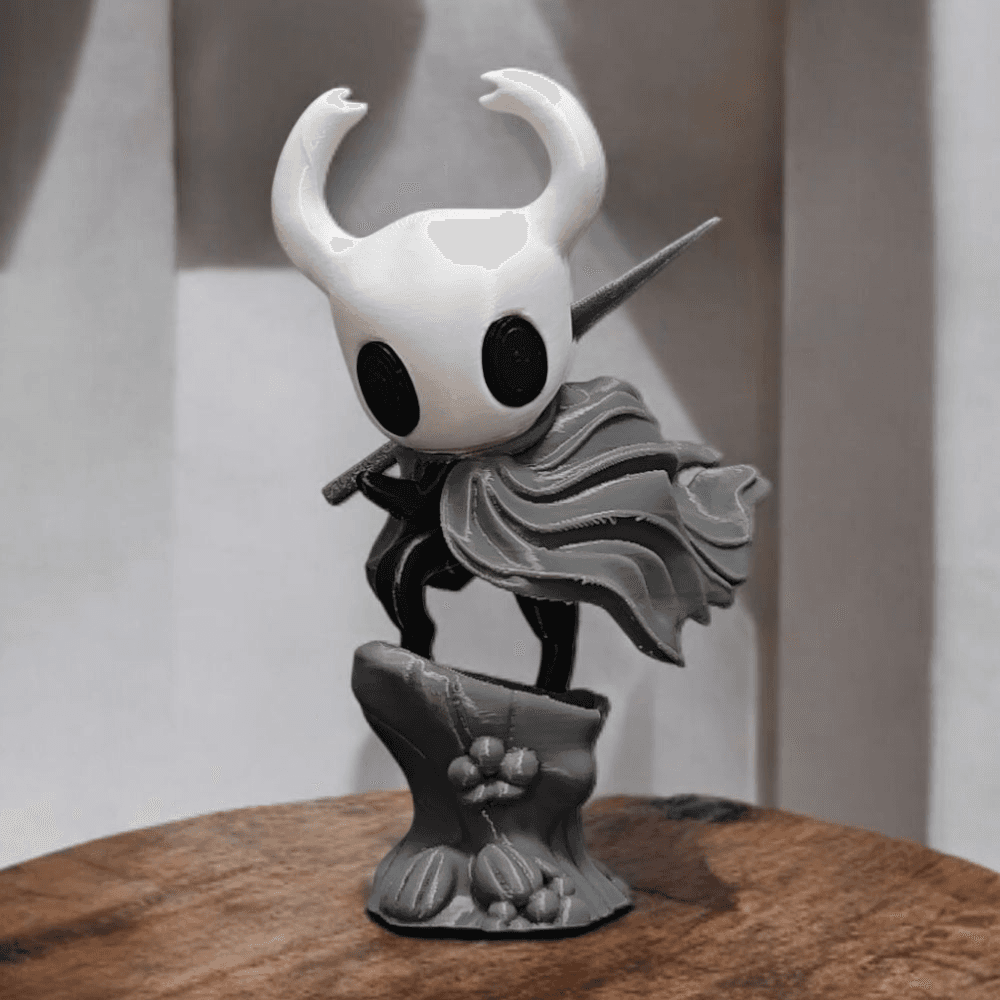 فیگور Hollow Knight ایستاده با شنل خاکستری | مدل اکشن دکوری — تصویر ۲