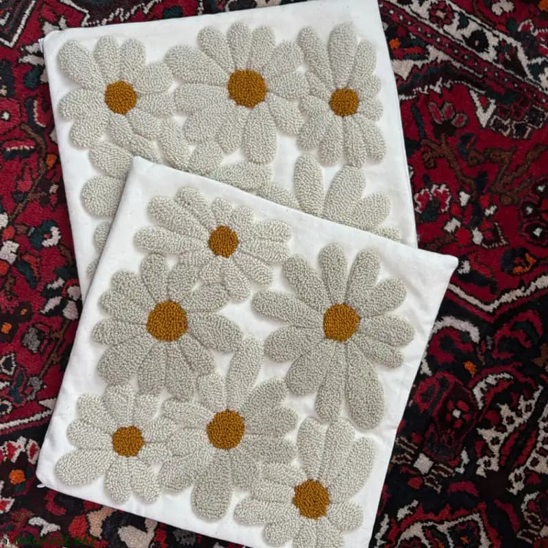 کوسن پانچدوزی طرح گل بابونه رنگ کرم — تصویر ۲