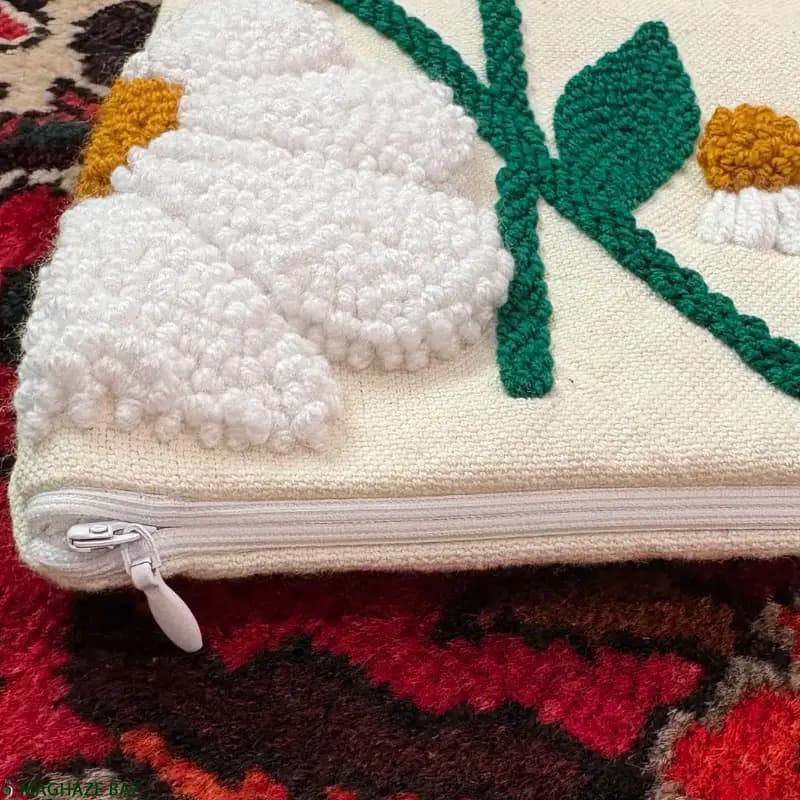 کوسن پانچدوزی دست بافت طرح گل بابونه — تصویر ۴