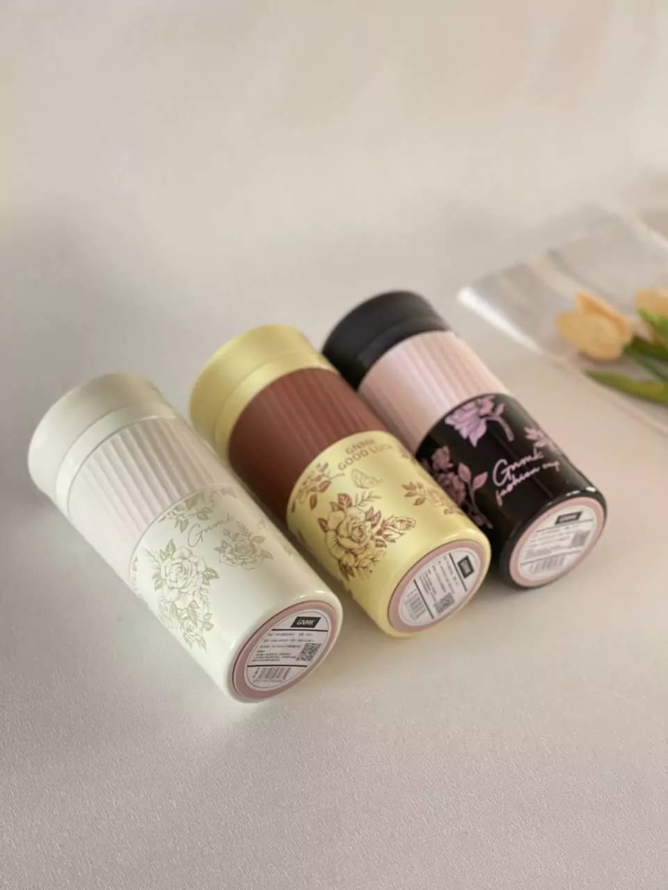 تراول ماگ دورسیلیکونی طرح گلی — تصویر ۶