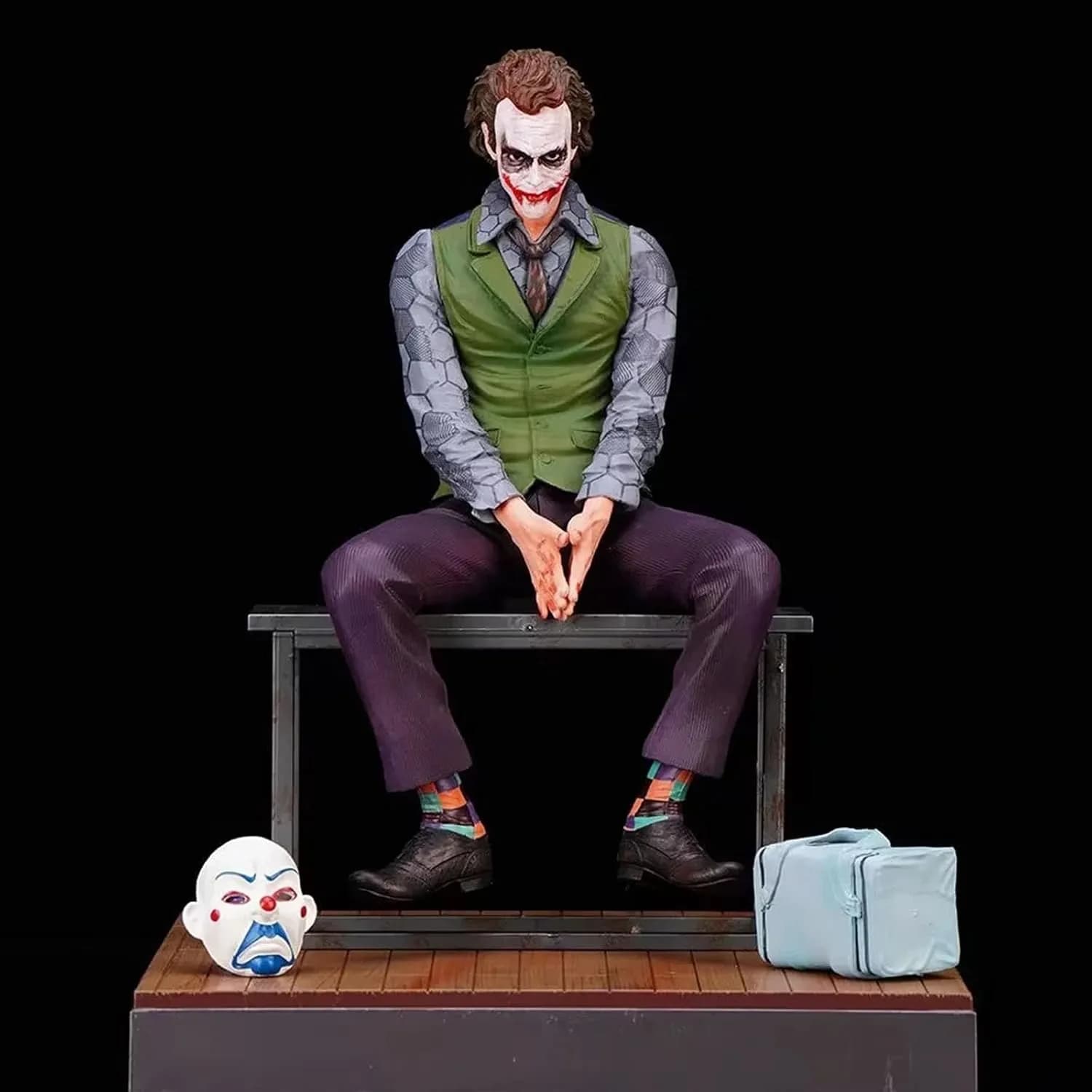 فیگور دکوری جوکر نشسته هیث لجر در شوالیه تاریکی (The Dark Knight صحنه سرقت بانک)