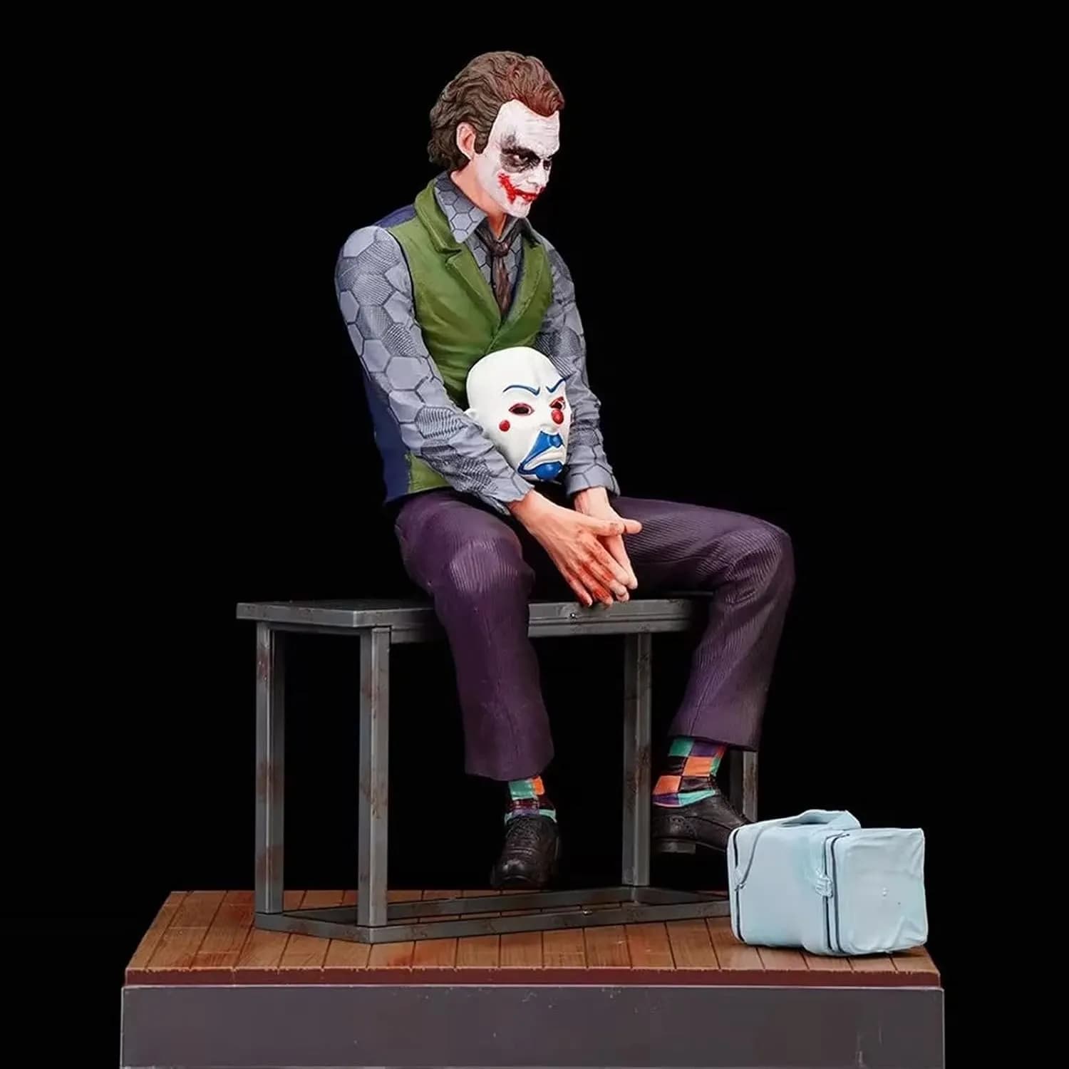 فیگور دکوری جوکر نشسته هیث لجر در شوالیه تاریکی (The Dark Knight صحنه سرقت بانک) — تصویر ۵