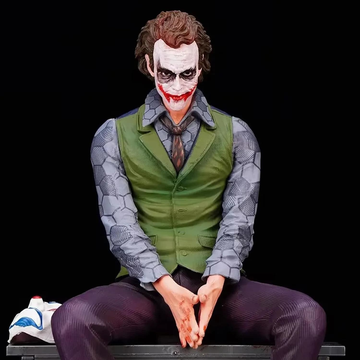 فیگور دکوری جوکر نشسته هیث لجر در شوالیه تاریکی (The Dark Knight صحنه سرقت بانک) — تصویر ۳