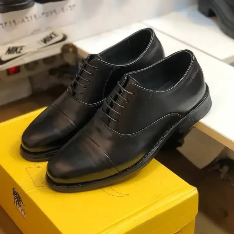 کفش چرم مردانه مجلسی رخشی تبریز مدل ونیز مشکی رویه چرم طبیعی آستر چرم بزی کفی طبی زیره لاستیک نشکن قالب استاندارد — تصویر ۴