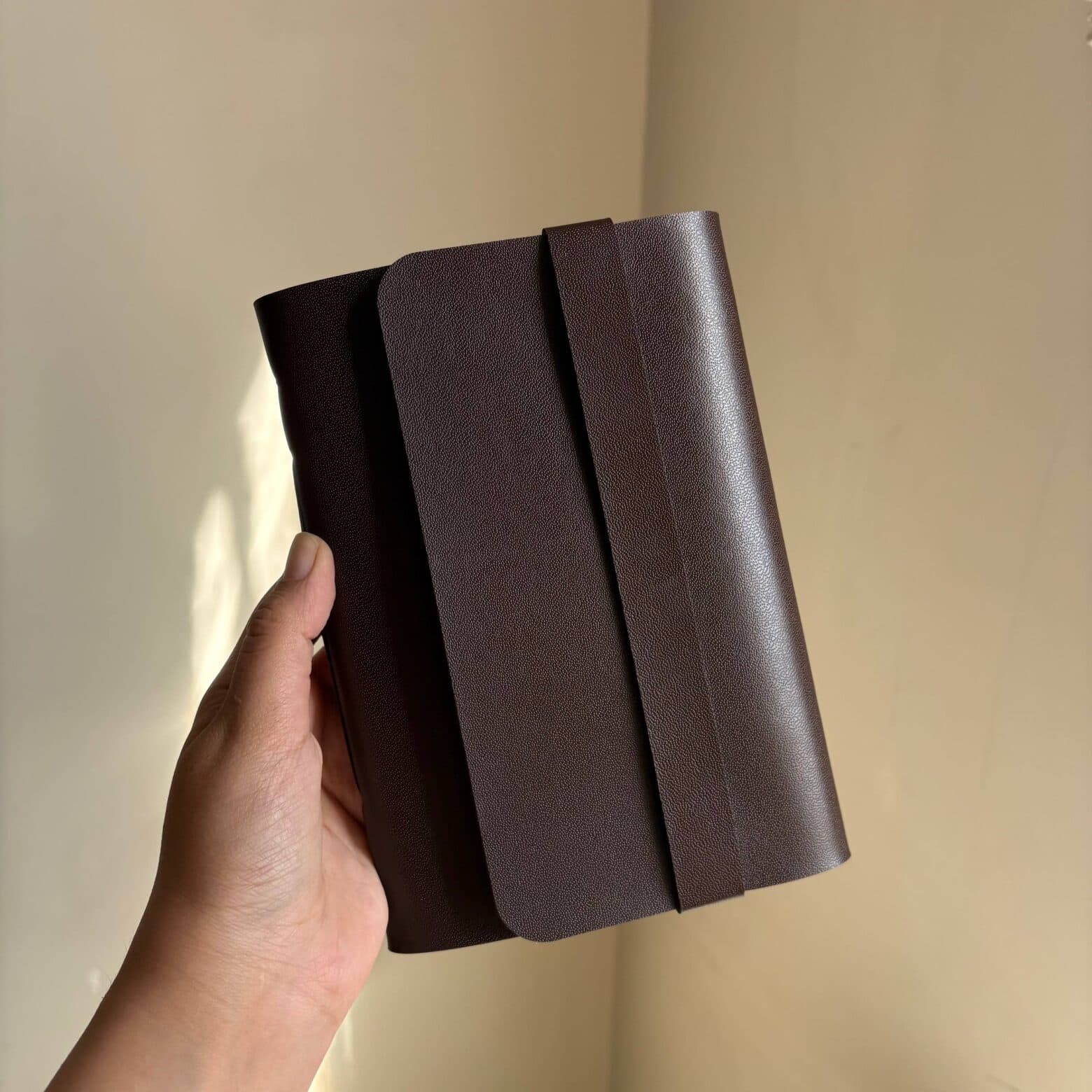 دفترچه چرمی کمربندی عمودی قهوه ای تیره — تصویر ۸