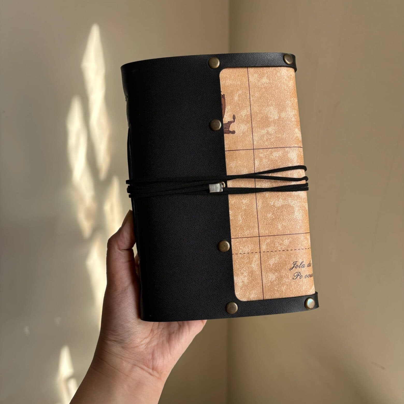 دفترچه چرمی نقشه کهن — تصویر ۳