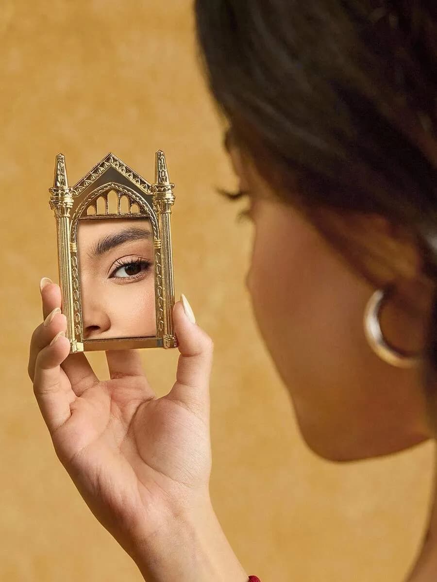 آیینه نفاق انگیز — تصویر ۵